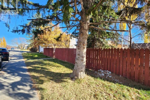 Bedroom - 239 30 Avenue Nw, Calgary, AB T2M2N3 Photo 4