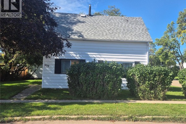 Living room - 239 9th Street, Weyburn, SK S4H1E9 Photo 2