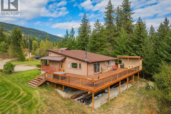 Den - 2396 Nault Road, Pass Creek, BC V1N4T5 Photo 2