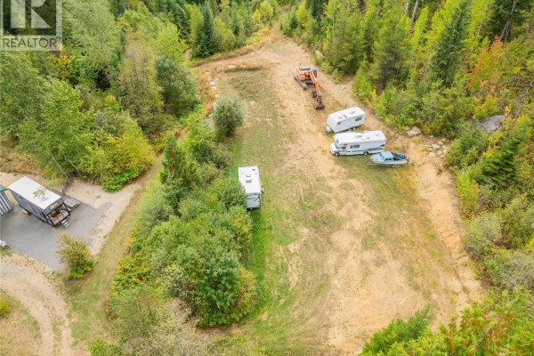 4pc Ensuite bath - 2396 Nault Road, Pass Creek, BC V1N4T5 Photo 4