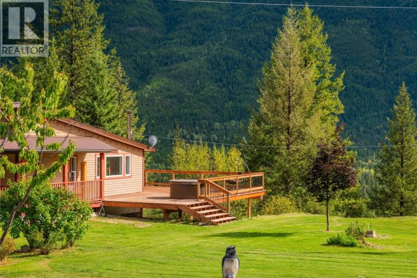 4pc Bathroom - 2396 Nault Road, Pass Creek, BC V1N4T5 Photo 5
