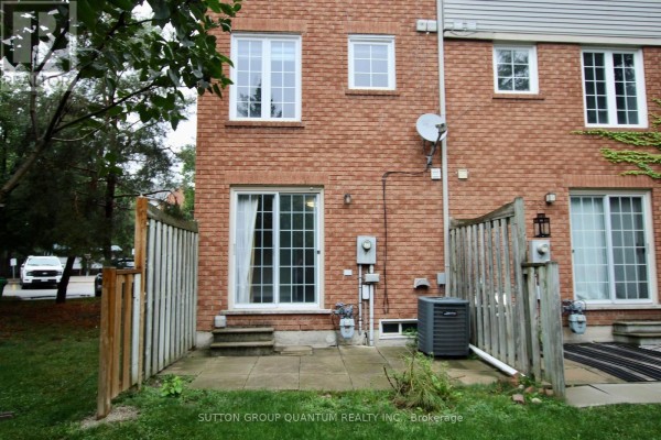 Living room - 24 - 6950 Tenth Line Drive, Mississauga, ON L5N6Y1 Photo 2