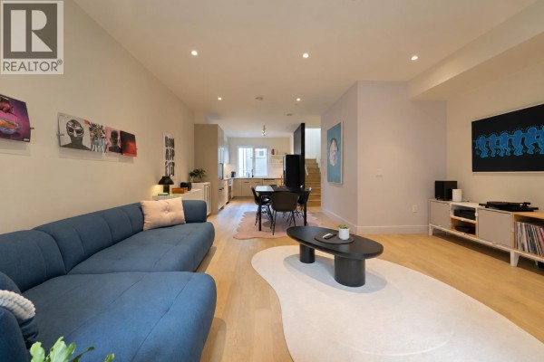 24 632 E 3rd Street, North Vancouver, BC V7L0J1 Photo 4