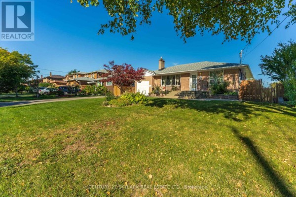 Kitchen - 24 Aura Lea Boulevard, Toronto, ON M9M1K3 Photo 3