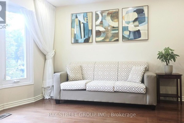 24 Beasley Drive, Richmond Hill, ON L4C7Z2 Photo 2