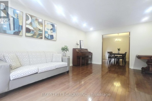 24 Beasley Drive, Richmond Hill, ON L4C7Z2 Photo 3