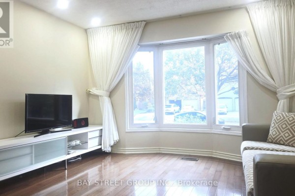 24 Beasley Drive, Richmond Hill, ON L4C7Z2 Photo 4