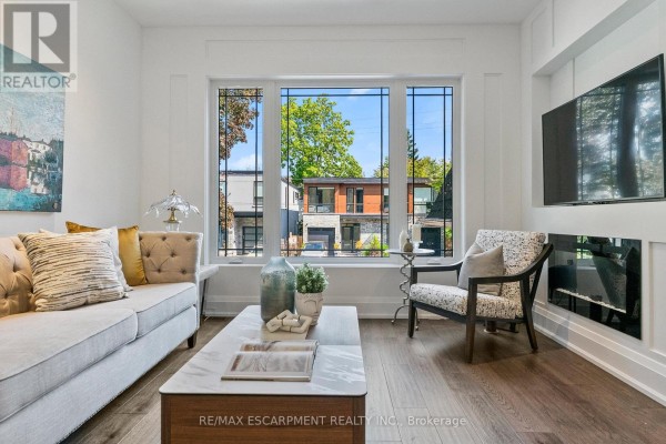 Family room - 24 Cayuga Avenue, Mississauga, ON L5G3S7 Photo 4