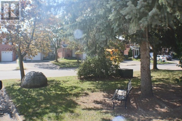 24 Fallen Oak Court, Brampton, ON L6Y3T5 Photo 2