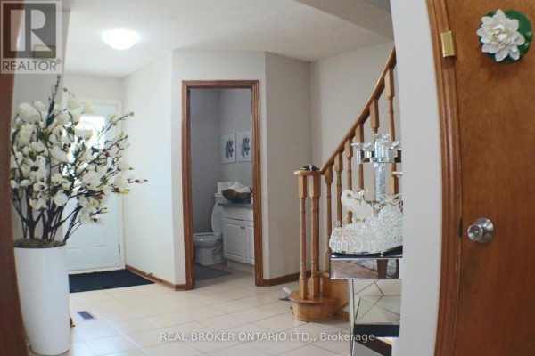 24 Fallen Oak Court, Brampton, ON L6Y3T5 Photo 4