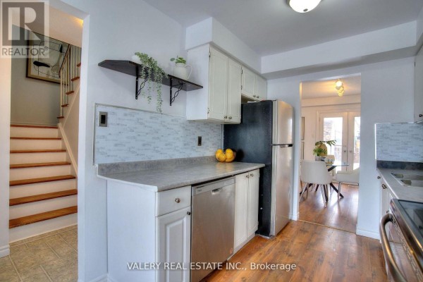 24 Lampman Lane, Barrie, ON L4N5B1 Photo 4
