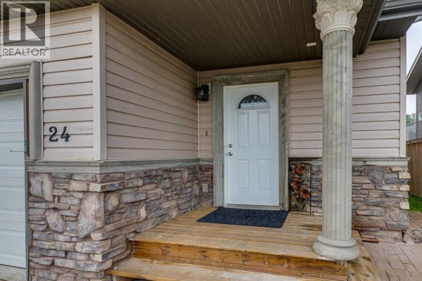 24 Mackenzie Crescent, Lacombe, AB, photo 2
