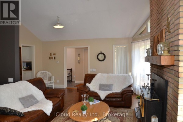 Bedroom 2 - 24 Montcalm Crescent, Tiny, ON L9M0G3 Photo 5