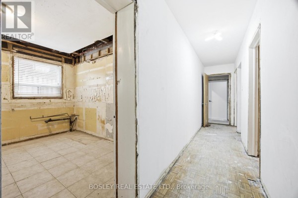 Living room - 24 Oakwood Avenue N, Mississauga, ON L5G3L7 Photo 2