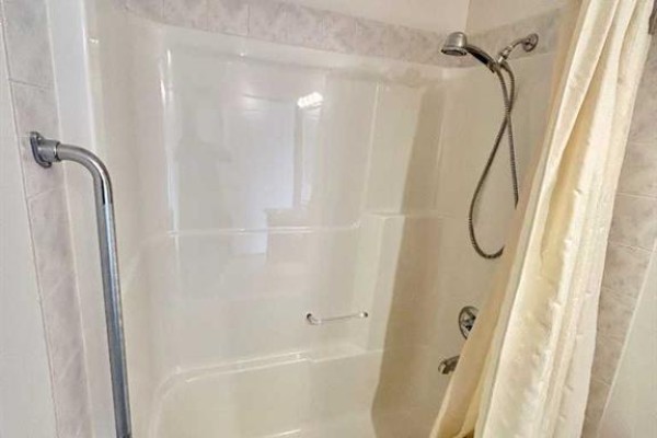 4pc Bathroom - 24 Providence Way, Coaldale, AB T1M1R4 Photo 5