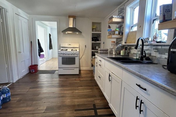 3pc Bathroom - 24 South Albion Street, Amherst, NS B4H2W3 Photo 5