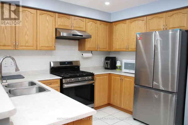Kitchen - 24 Sweet Clover Crescent, Brampton, ON L6R3A2 Photo 4
