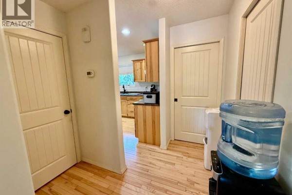 2pc Bathroom - 240 Broad Street, Metiskow, AB T0B3A0 Photo 5
