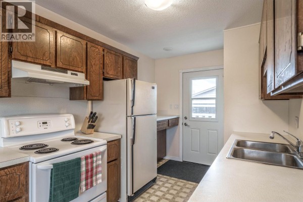Kitchen - 240 Dogwood Avenue, 100 Mile House, BC V0K2E0 Photo 3