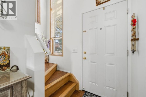 Bedroom - 240 Shawinigan Drive Sw, Calgary, AB T2Y3B4 Photo 3