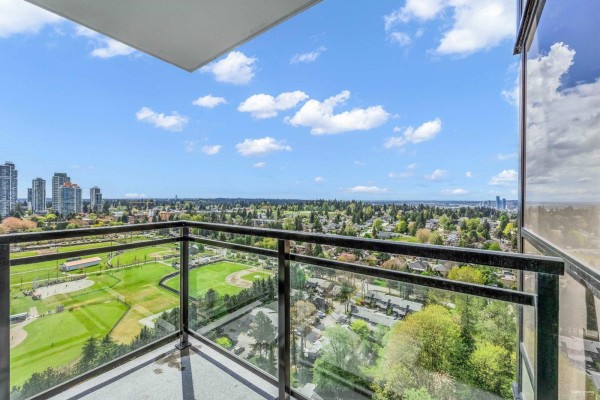 2404 10777 University Drive, Surrey, BC V3T0E6 Photo 3