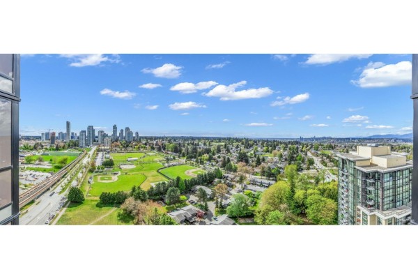2404 10777 University Drive, Surrey, BC V3T0E6 Photo 4