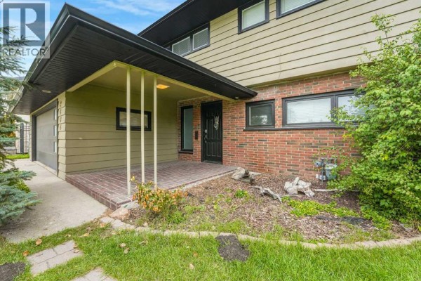 Bedroom - 2404 Sovereign Crescent Sw, Calgary, AB T3C3M2 Photo 4