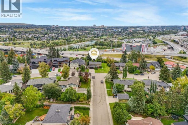 Foyer - 2404 Sovereign Crescent Sw, Calgary, AB T3C3M2 Photo 5