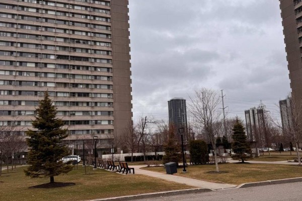 Kitchen - 2405 - 715 Don Mills Road, Toronto, ON M3C1S5 Photo 2