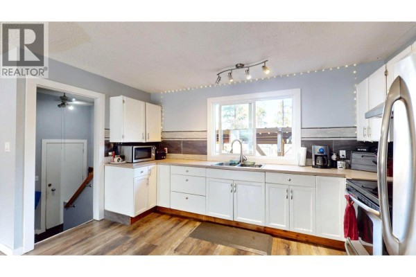 Full bathroom - 2405 Arbutus Street, Elkford, BC V0B1H0 Photo 5