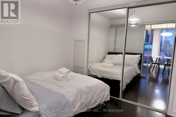 Primary Bedroom - 2406 - 14 York Street, Toronto, ON M5J0B1 Photo 4