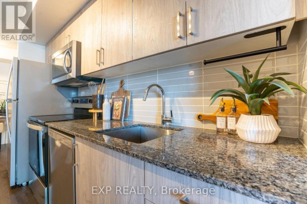 Kitchen - 2410 - 20 Meadowglen Place, Toronto, ON M1G0A9 Photo 4