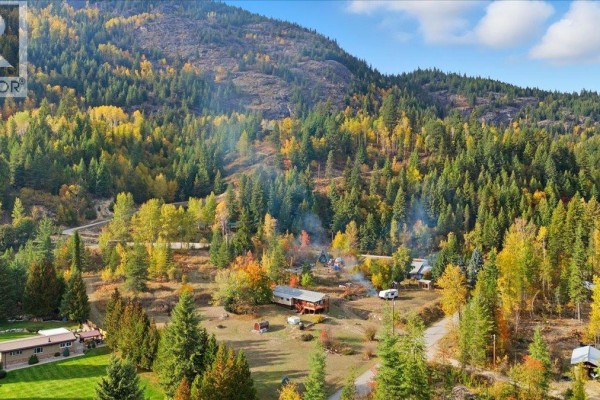 Full bathroom - 2413 Doukhobour Road, Castlegar, BC V1N4P2 Photo 4