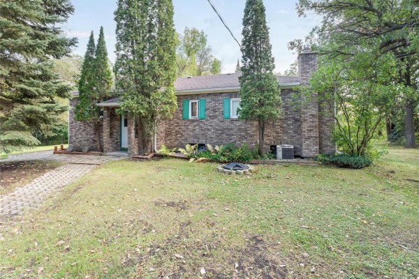 Living room - 24137 River Road W, Lorette, MB R5K0E5 Photo 2
