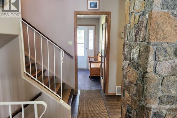 242 Dawson Drive, Faro, YT Y0B1K0 Photo 4