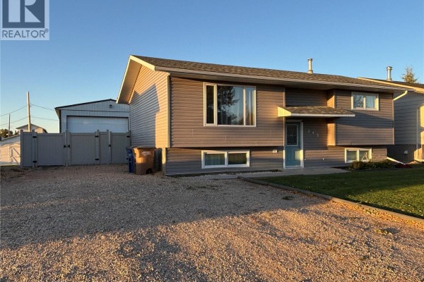 Kitchen - 242 Lendrum Street, Melfort, SK S0E1A0 Photo 2