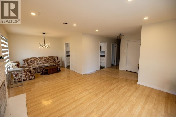 Living room - 242 S Lyon Street, Prince George, BC V2M3K8 Photo 5