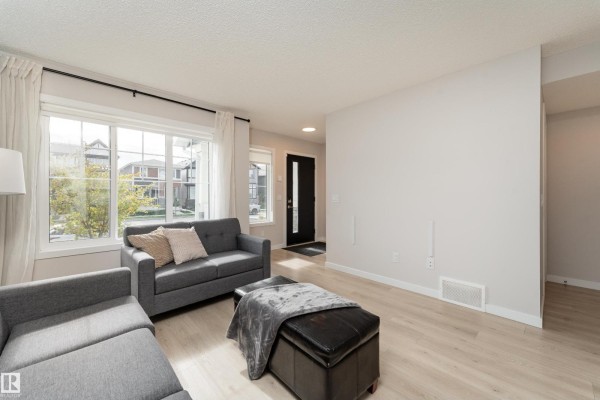 Kitchen - 2420 Trumpeter Wy Nw, Edmonton, AB T5S0R9 Photo 3