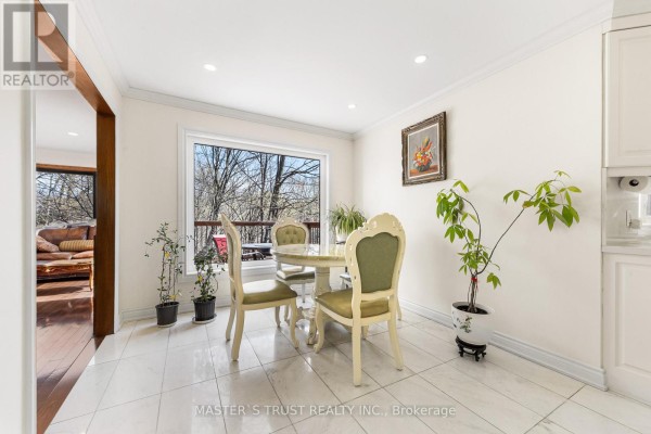 Living room - 243 Burbank Drive, Toronto, ON M2K2S4 Photo 5