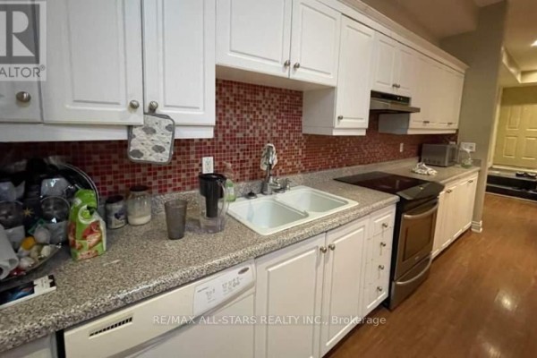 243 Lippincott Street, Toronto, ON, photo 2