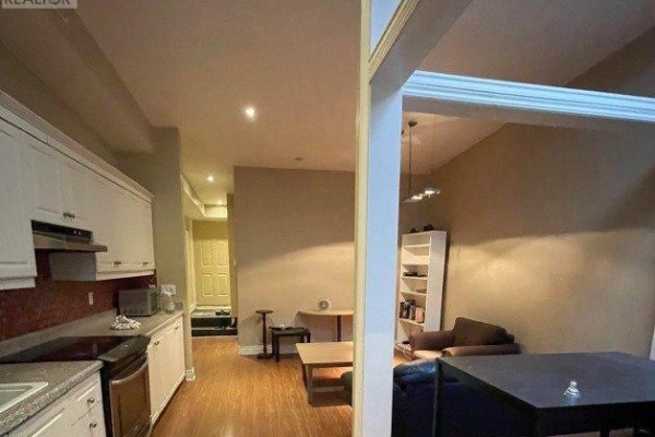 Kitchen - 243 Lippincott Street, Toronto, ON M5S2P4 Photo 4