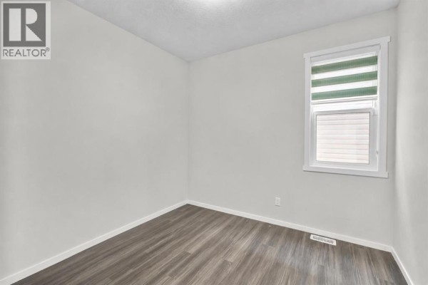 Living room - 243 Savanna Lane Ne, Calgary, AB T3J0Y9 Photo 5
