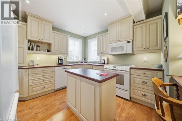 4pc Bathroom - 243 Sydenham Street, Brantford, ON N3R3Z6 Photo 5