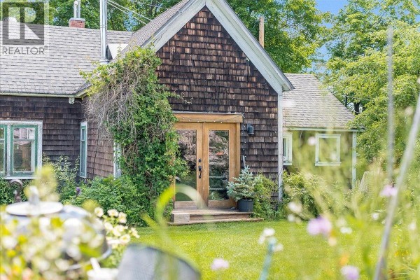 2433 First Avenue, Rossland