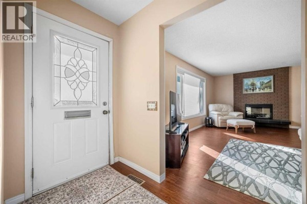 Primary Bedroom - 244 Cantrell Drive Sw, Calgary, AB T2W2K6 Photo 4