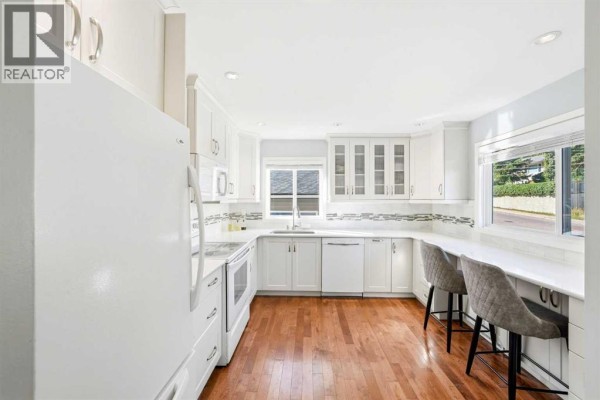 4pc Bathroom - 2445 Cherokee Drive Nw, Calgary, AB T2L0X6 Photo 4