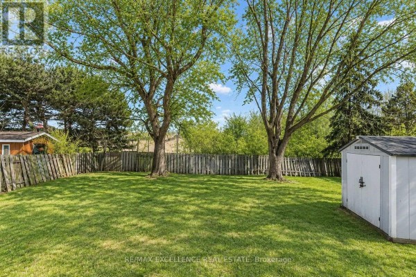 Living room - 2458 Cobbinshaw Circle, Mississauga, ON L5N2G3 Photo 3