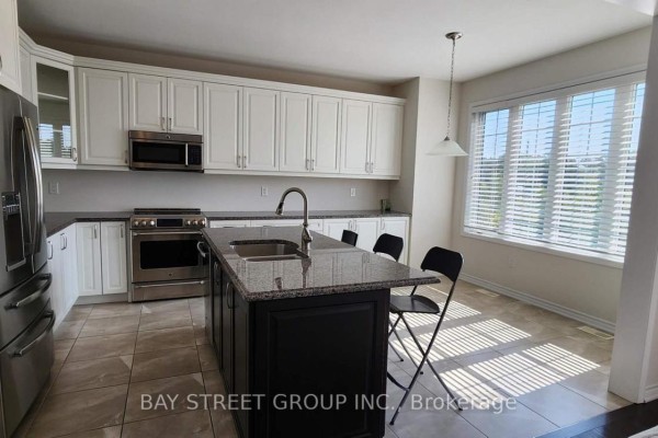 246 Degraaf Crescent, Aurora, ON, photo 3