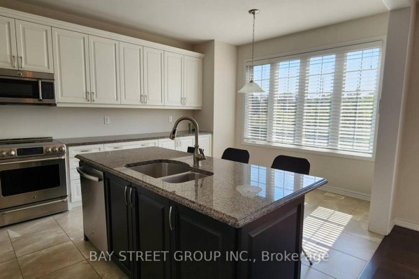 Kitchen - 246 Degraaf Crescent, Aurora, ON L4G0X1 Photo 5