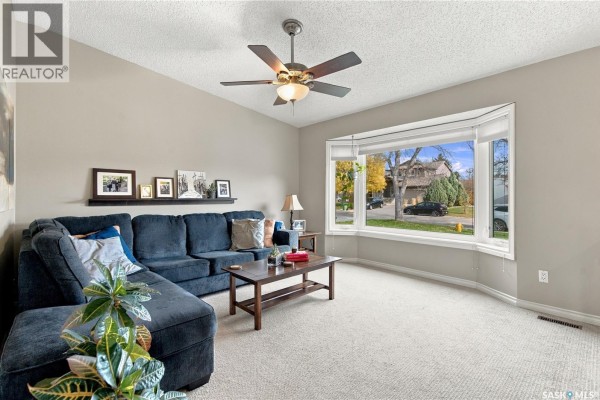 Family room - 246 Hector Crescent N, Regina, SK S4Y1C3 Photo 5
